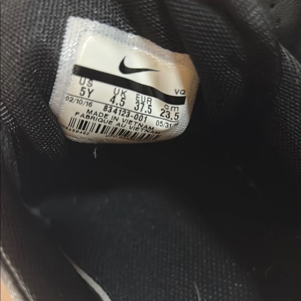 Nike Black Minimalist Sneakers size 5Y - Picture 6 of 6